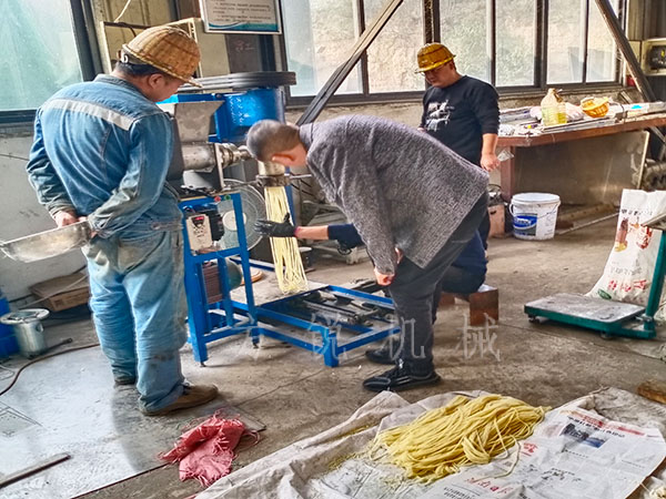 全自動(dòng)牛筋面現(xiàn)場(chǎng)